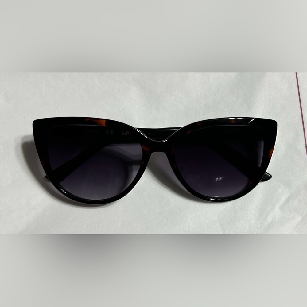 Kenneth Cole Cat eye Sunglasses